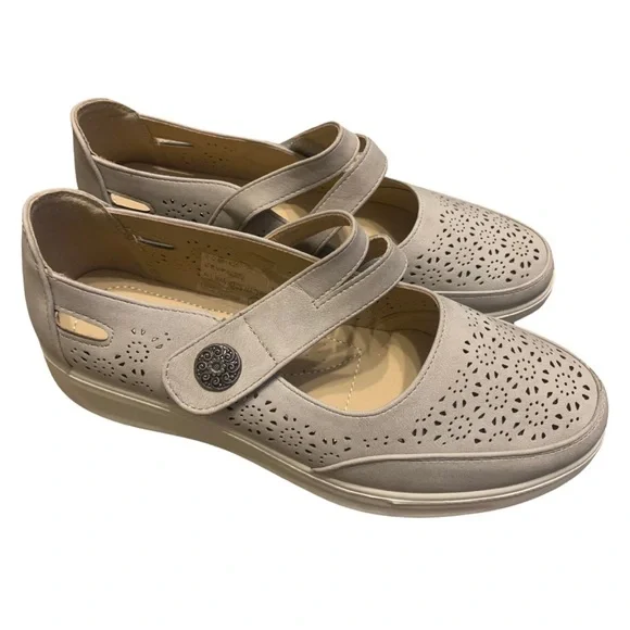 Unbranded Size 10W Beige Mary Jane Moccasins with Velcro strap closure preowned - Picture 1 of 6